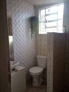 Kylpyhuone majoituspaikassa Simples e confortável