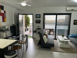 Televízia a/alebo spoločenská miestnosť v ubytovaní PLAYA ALMARDA,PISCINA,2 TERRAZAS,WIFI,PARKING,BBQ,TRANQUILo