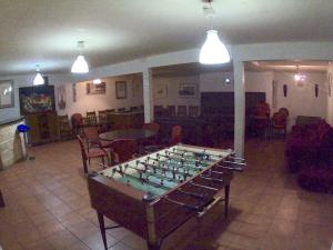 sala de estar con futbolín grande en Villa Pilara en Brunete