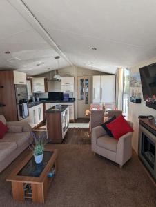 Seating area sa Lovely and Bright Caravan Haven Littlesea with views across the Fleet Lagoon