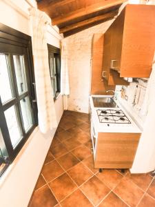 una cocina con estufa y encimera en Casa Tempio d'Ercole, en Tívoli