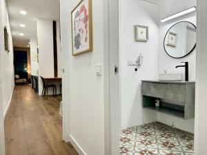 La salle de bains est pourvue d'un lavabo et d'un miroir. dans l'établissement Cozy Beautiful flat City Center, à Madrid