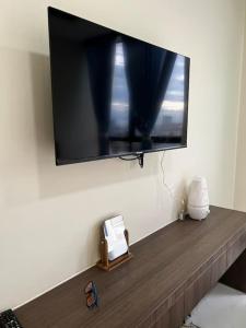 Televízia a/alebo spoločenská miestnosť v ubytovaní Okide F0525