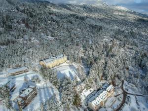 una vista aérea de una estación de esquí en la nieve en Huinid Pioneros Hotel en San Carlos de Bariloche