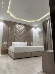 Un dormitorio con una cama grande en una habitación. en حكاية مسكن, en Taif