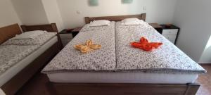 2 camas con arcos naranjas en un dormitorio en Apartmán Hluboká nad Vltavou en Hluboká nad Vltavou