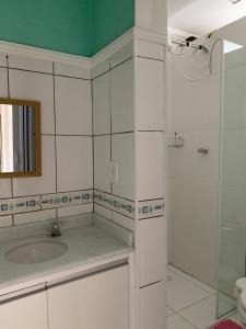 a bathroom with a sink and a shower at Apartamento no Itagua - Ubatuba in Ubatuba