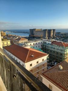 ナポリにあるNeapolitan Skyscraper Suitesの屋根から市街の景色を望む