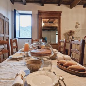 una mesa de comedor con un pastel en Casa Nanuccia, en Bastelica