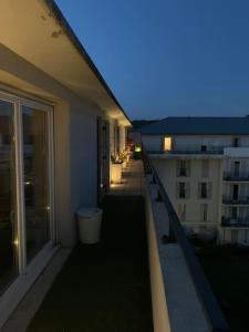 Elle offre une vue sur un balcon d'un bâtiment. dans l'établissement Apt w/ view on the Eiffel Tower, à Soisy-sous-Montmorency