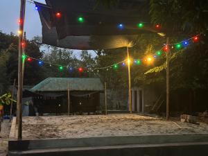 een groep kerstverlichting op een patio 's nachts bij Camp Binoclutan Kubotel in Botolan