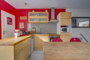 Η κουζίνα ή μικρή κουζίνα στο Charming townhouse with terrace