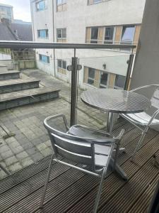 einen Balkon mit einem Tisch und Stühlen auf einer Terrasse in der Unterkunft The Drake Apartment in Plymouth