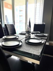 una mesa con placas en blanco y negro en Cityscape in the heart of Ballston en Arlington