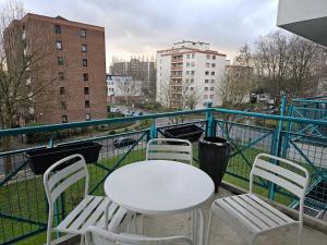 - Balcón con mesa blanca y sillas en Übernachten Sie im wunderschönen Weiden, en Colonia