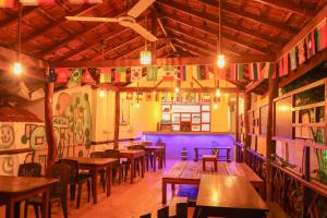 Lounge o bar area sa Chimaca Bay Hotel