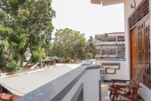 アルガムベイにあるChimaca Bay Hotelのベンチ付きの建物のバルコニーから景色を望めます。