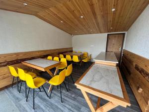een vergaderzaal met tafels en gele stoelen bij Hotel Wild Spring Mussoorie in Mussoorie