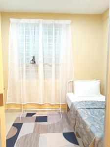 Un pat sau paturi într-o cameră la Tasya Homestay