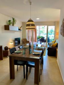 une salle à manger et un salon avec une table et des chaises dans l'établissement Mar Menor Golf Resort - Casa Destino, à Torre-Pacheco