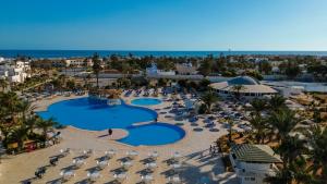 Djerba Sun Beach, Hotel & Spa في حومة السوق: اطلالة علوية على المسبح في المنتجع