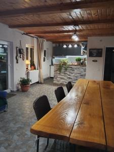 einen Holztisch und Stühle im Wohnzimmer in der Unterkunft Cabana Speranta in Porumbacu de Sus