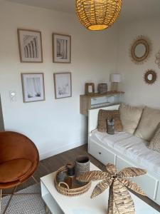 - un salon avec un canapé et une table dans l'établissement Cosy's Terrasse, à Larmor-Plage