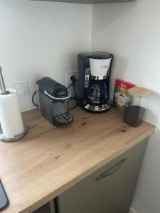 - un comptoir avec une cafetière et un mixeur dans l'établissement Cosy's Terrasse, à Larmor-Plage