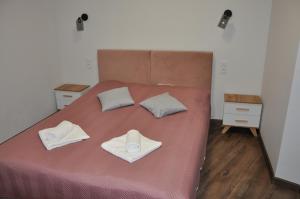 Ένα ή περισσότερα κρεβάτια σε δωμάτιο στο Malinówka Izerska II