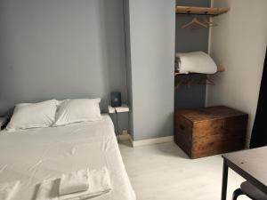 ein Schlafzimmer mit einem weißen Bett und einer Holzkiste in der Unterkunft Charming apartment Bordeaux center in Bordeaux
