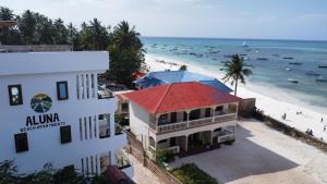 Aluna Beach Apartments في نونغوي: اطلالة جوية على الفندق والشاطئ
