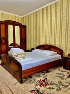 Un pat sau paturi într-o cameră la 452 Возле Байтерека для компании 1-6 человек с 2 кроватями и диваном
