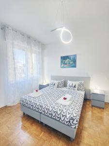 um quarto branco com uma cama num quarto em Florence Harmony em Florença