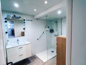 een badkamer met een douche en een wastafel bij Large Studio Apartment! in Costa Teguise