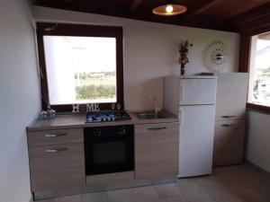 A kitchen or kitchenette at L'ANFORA DELLE MURELLE