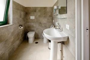 A bathroom at L'ANFORA DELLE MURELLE