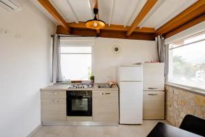 A kitchen or kitchenette at L'ANFORA DELLE MURELLE