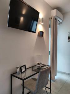 A television and/or entertainment centre at L'ANFORA DELLE MURELLE