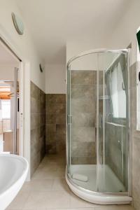 A bathroom at L'ANFORA DELLE MURELLE