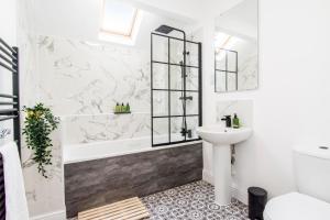 Ένα μπάνιο στο The Town House, whole house suitable for contractors and families +28 φωτογραφίες