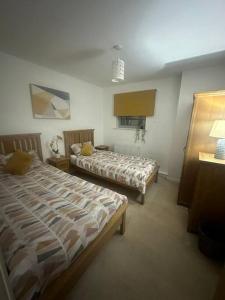 מיטה או מיטות בחדר ב-The Raleigh Apartment Central Plymouth 2 Bedroom