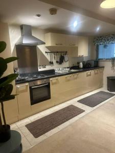 a kitchen with a stove top oven in a room at The Raleigh Apartment Central Plymouth 2 Bedroom in Plymouth