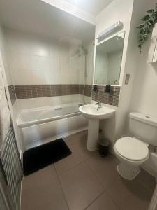 a bathroom with a sink and a toilet and a tub at The Raleigh Apartment Central Plymouth 2 Bedroom in Plymouth