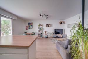 Pleasant flat in Bordeaux with terrace and parking tesisinde mutfak veya mini mutfak