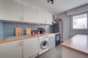cocina con fregadero y lavadora en Pleasant flat in Bordeaux with terrace and parking en Burdeos