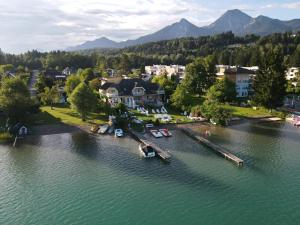 eine Luftansicht auf einen See mit einem Dock in der Unterkunft Seevilla Wochinz in Faak am See