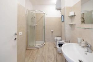 A bathroom at L'ANFORA DELLE MURELLE