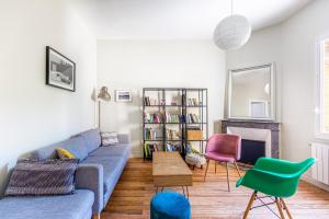 - un salon avec un canapé bleu et des chaises dans l'établissement Beautiful apartment in Bordeaux with garden, à Bordeaux