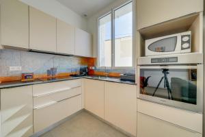 A kitchen or kitchenette at Lovely house Bordeaux Cenon with garden