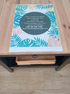uma gaveta numa mesa de madeira com um cartaz em Cozy&Quiet, self check in, parking em Zagreb